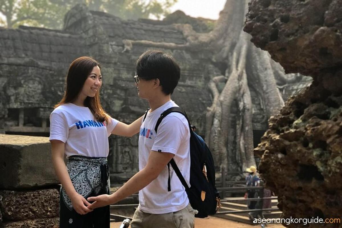 一男一女站在寺庙前