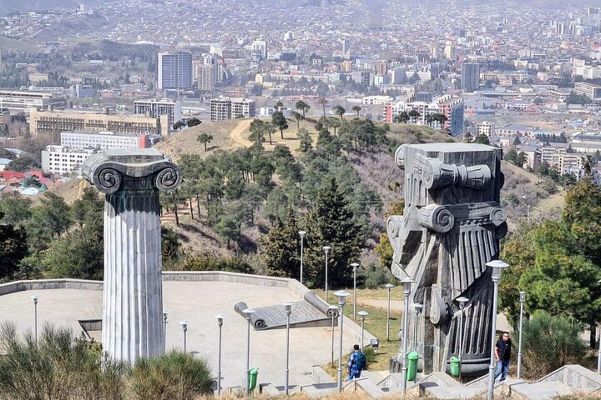 algumas estátuas grandes no topo de uma cidade