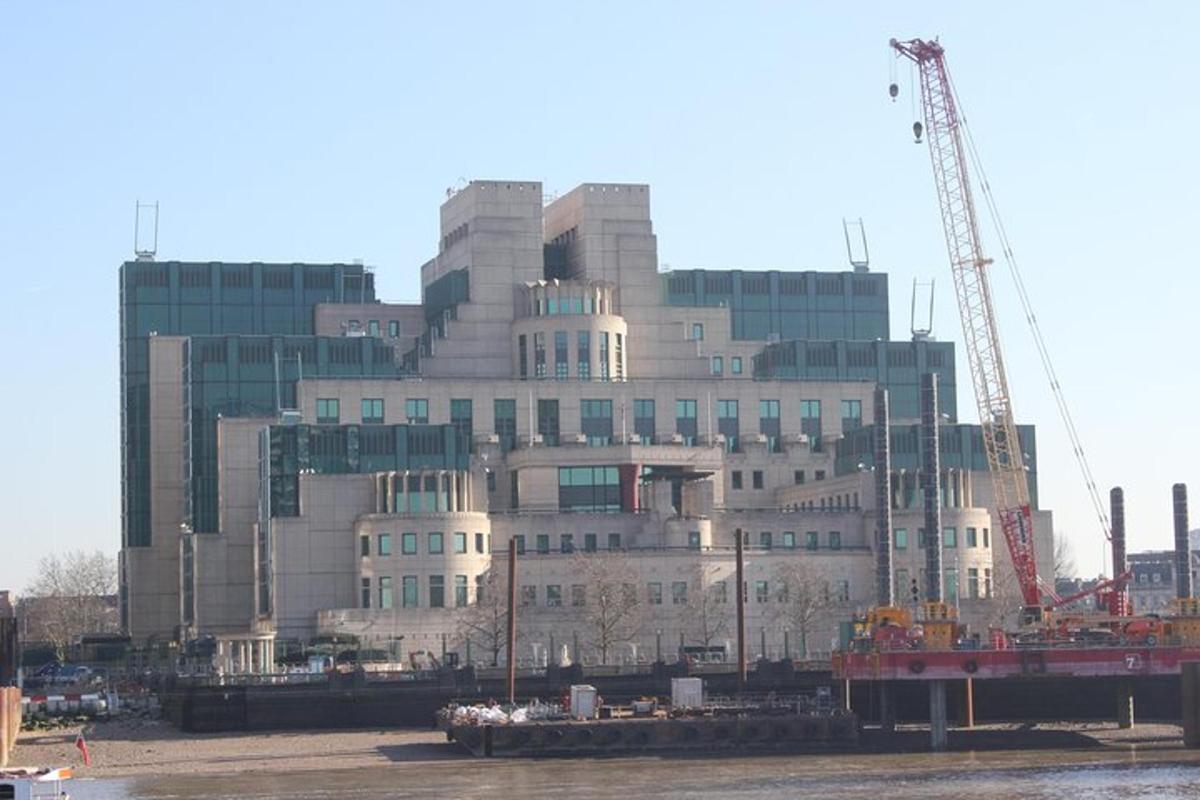 un grande edificio con una gru di fronte