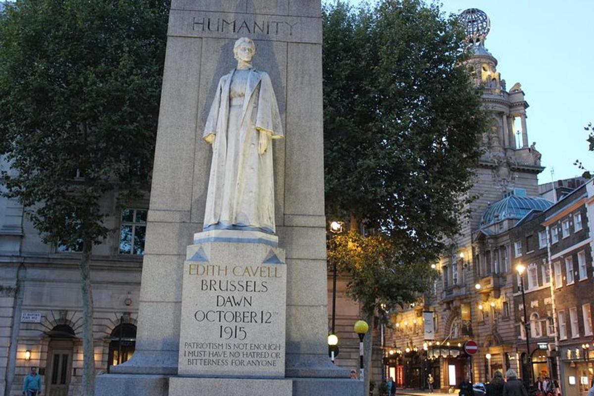 uma estátua de um homem em frente a um prédio