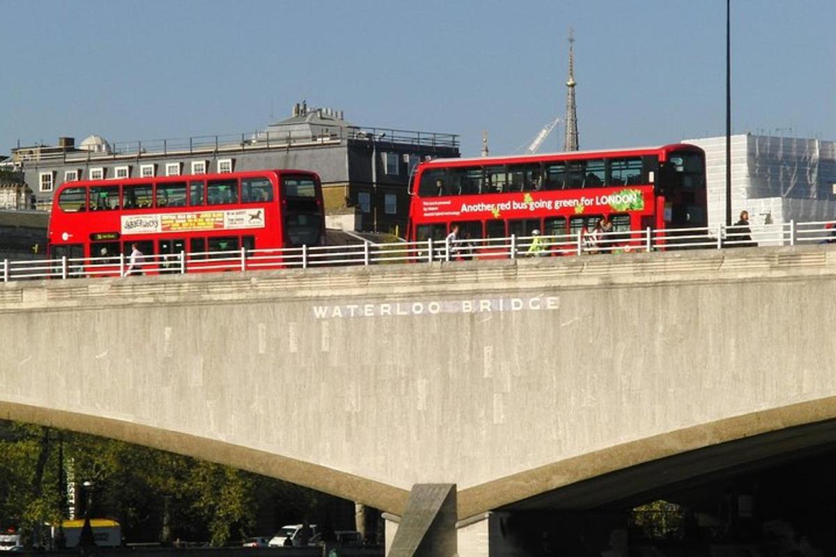dois ônibus vermelhos de dois andares em uma ponte
