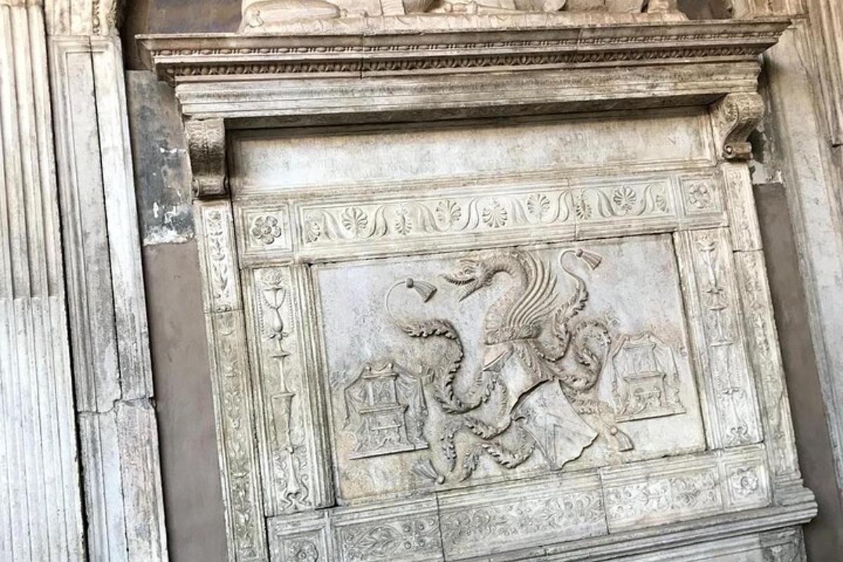 ukiran batu gajah di tepi bangunan