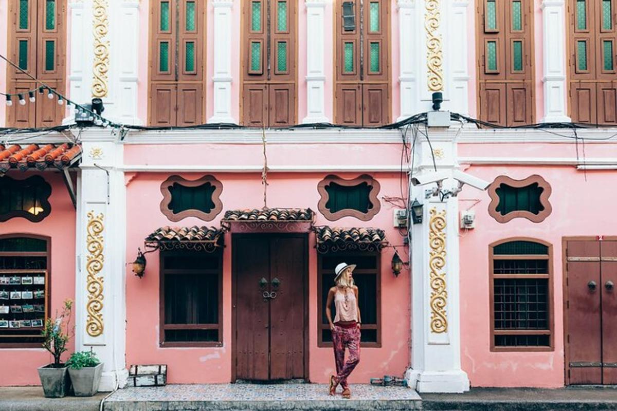 una dona dempeus davant d'un edifici rosa