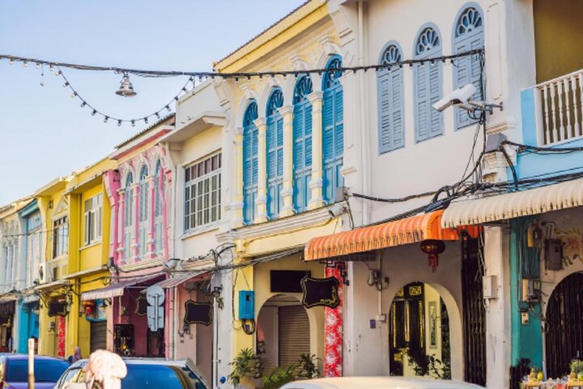 una strada con edifici colorati a Singapore