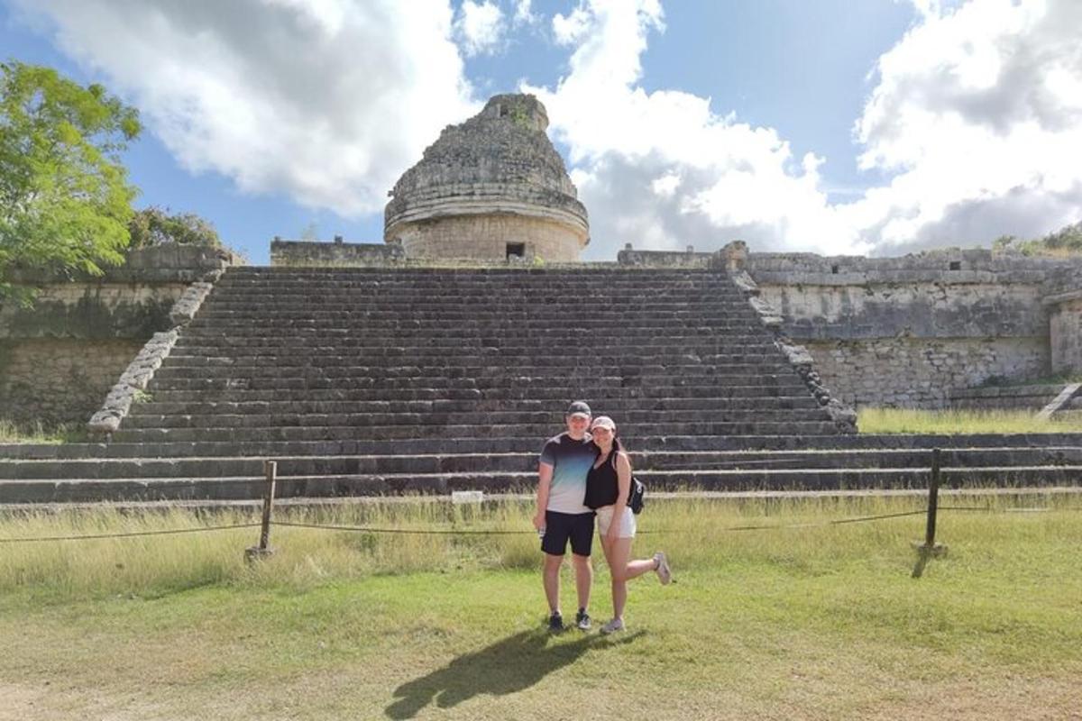 muž a žena stojící před pyramidou
