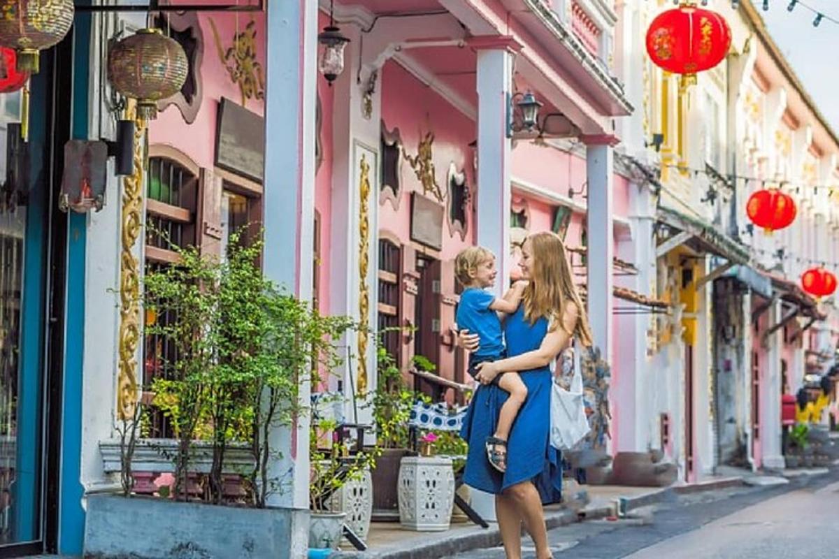 una donna in un vestito blu che tiene in braccio un bambino