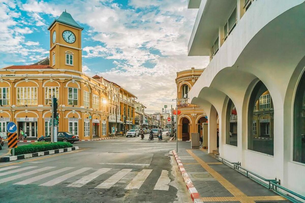 una strada cittadina con una torre dell'orologio su un edificio