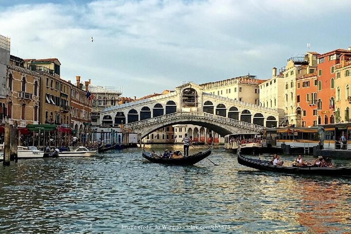két gondola egy folyón egy híddal rendelkező városban