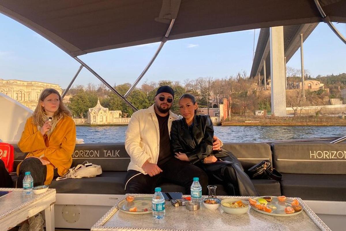 eine Gruppe von Menschen sitzt auf einem Boot auf dem Wasser
