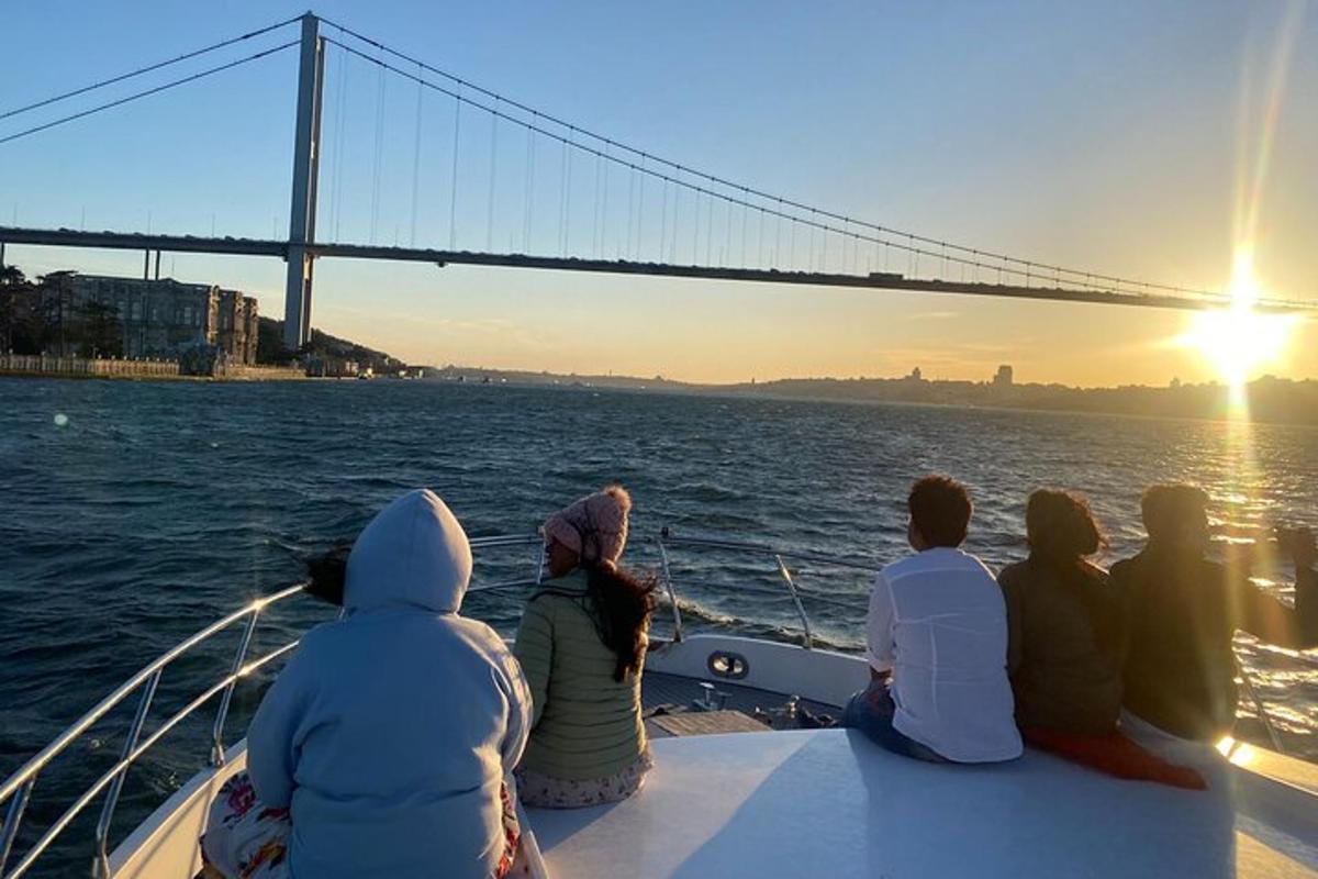 eine Gruppe von Menschen sitzt auf einem Boot im Wasser