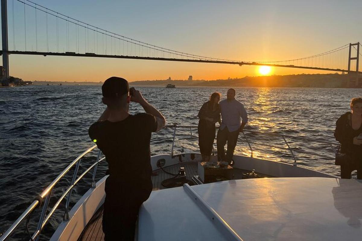 eine Gruppe von Menschen auf einem Boot mit der Golden Gate Bridge
