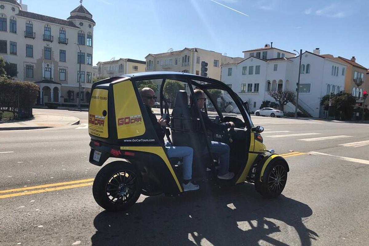 Dos personas viajando en un carrito de golf en la calle.