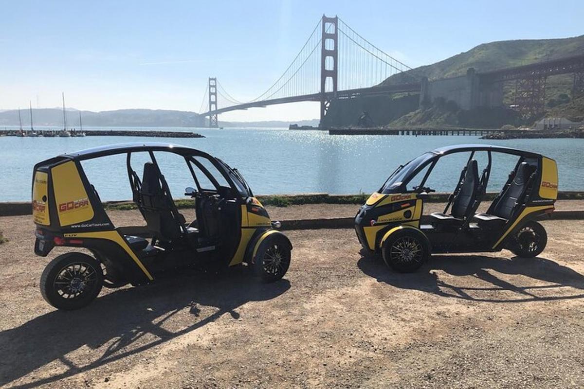 dois carros inteligentes estacionados em frente a uma ponte