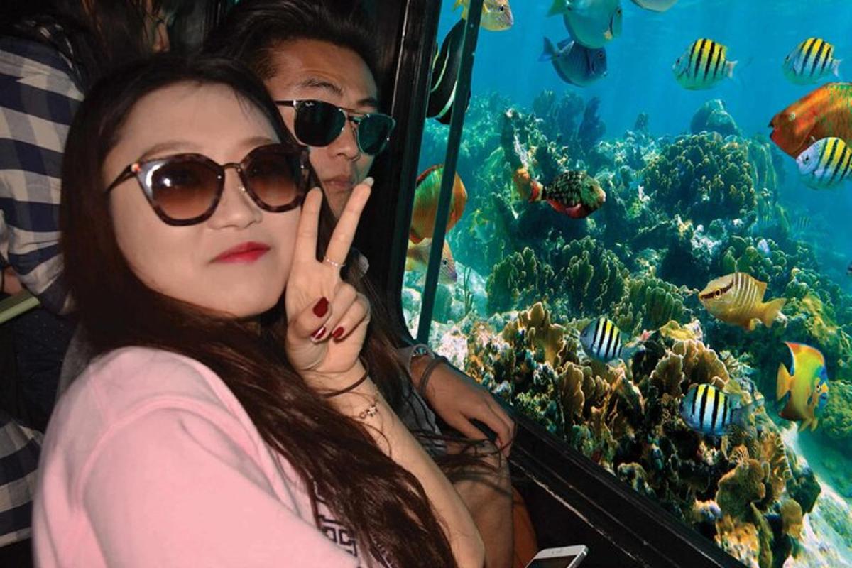 due persone sedute davanti a un acquario