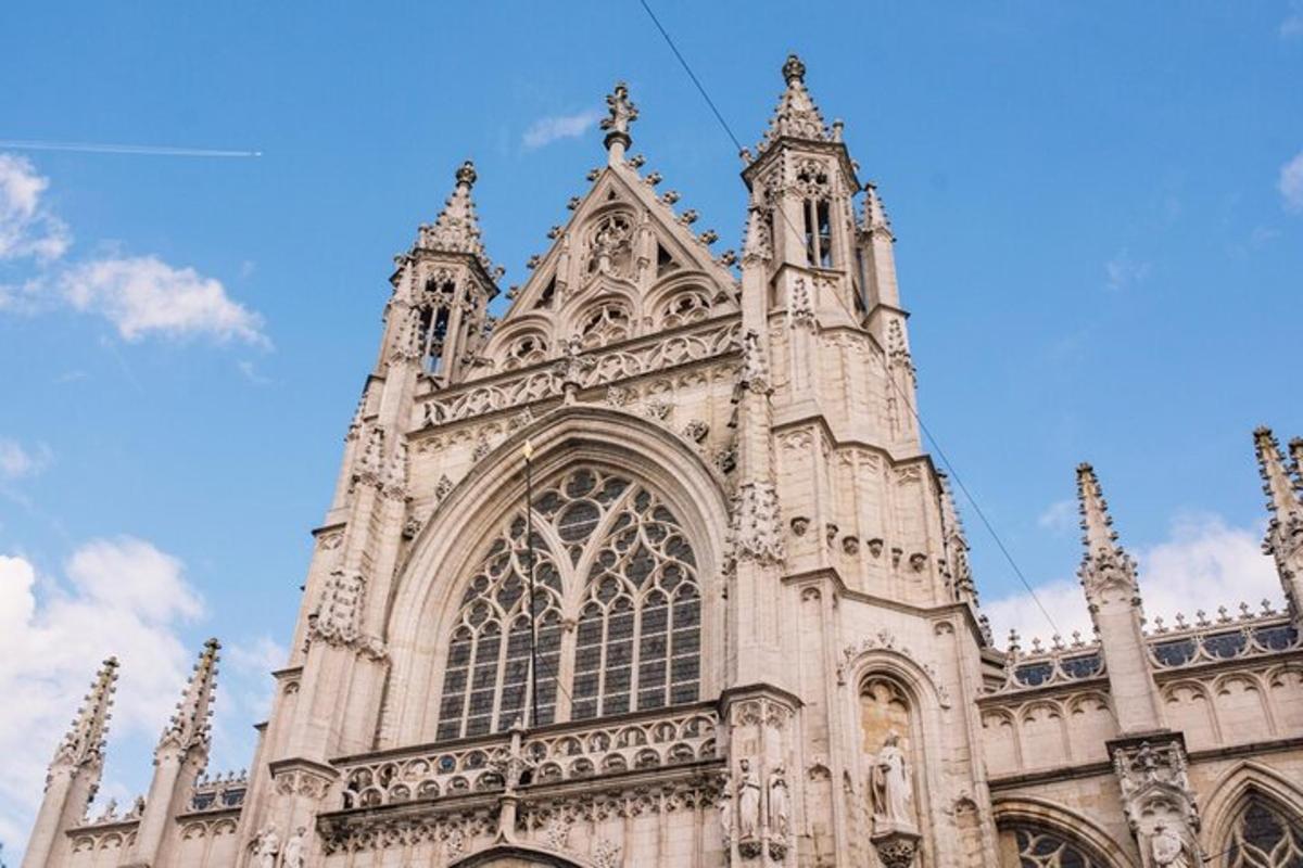 en stor katedral med en blå himmel i bakgrunnen