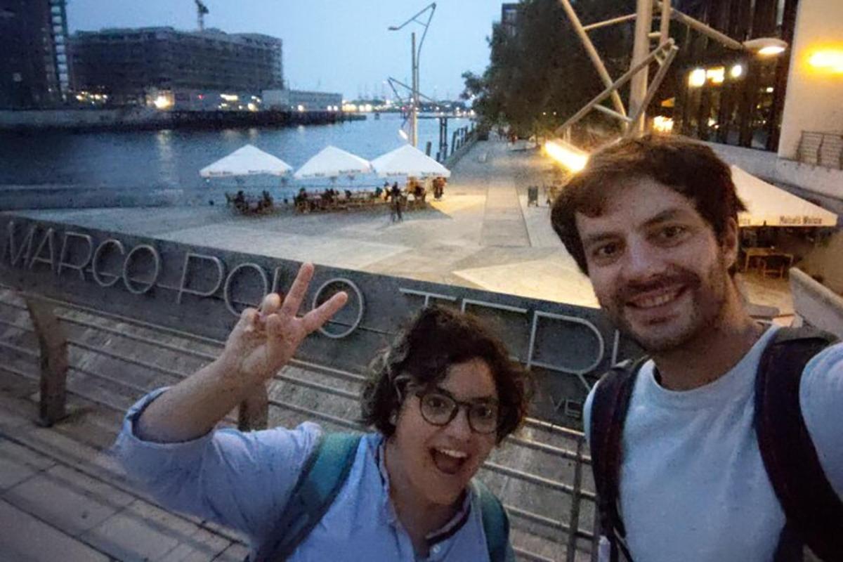 un uomo e una donna posano per una foto