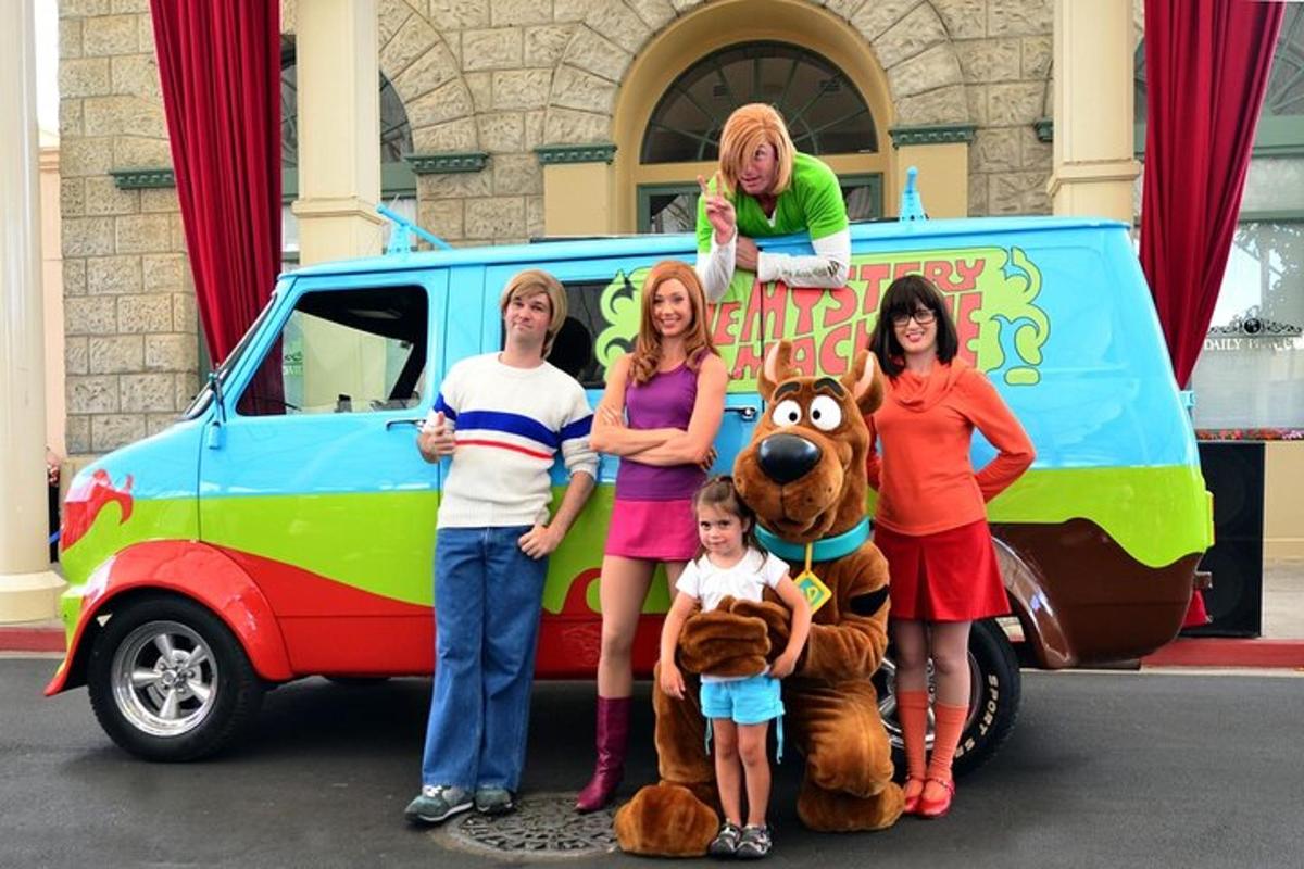 Un grupo de personas de pie delante de una camioneta