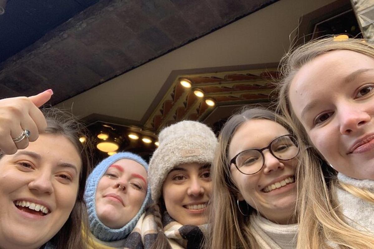 grupp naisi poseerib pildi jaoks
