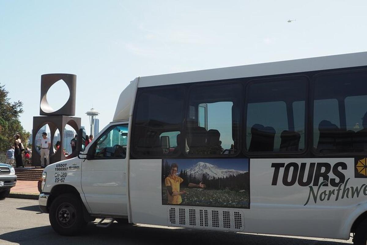 un autobus bianco con un cartello sul lato