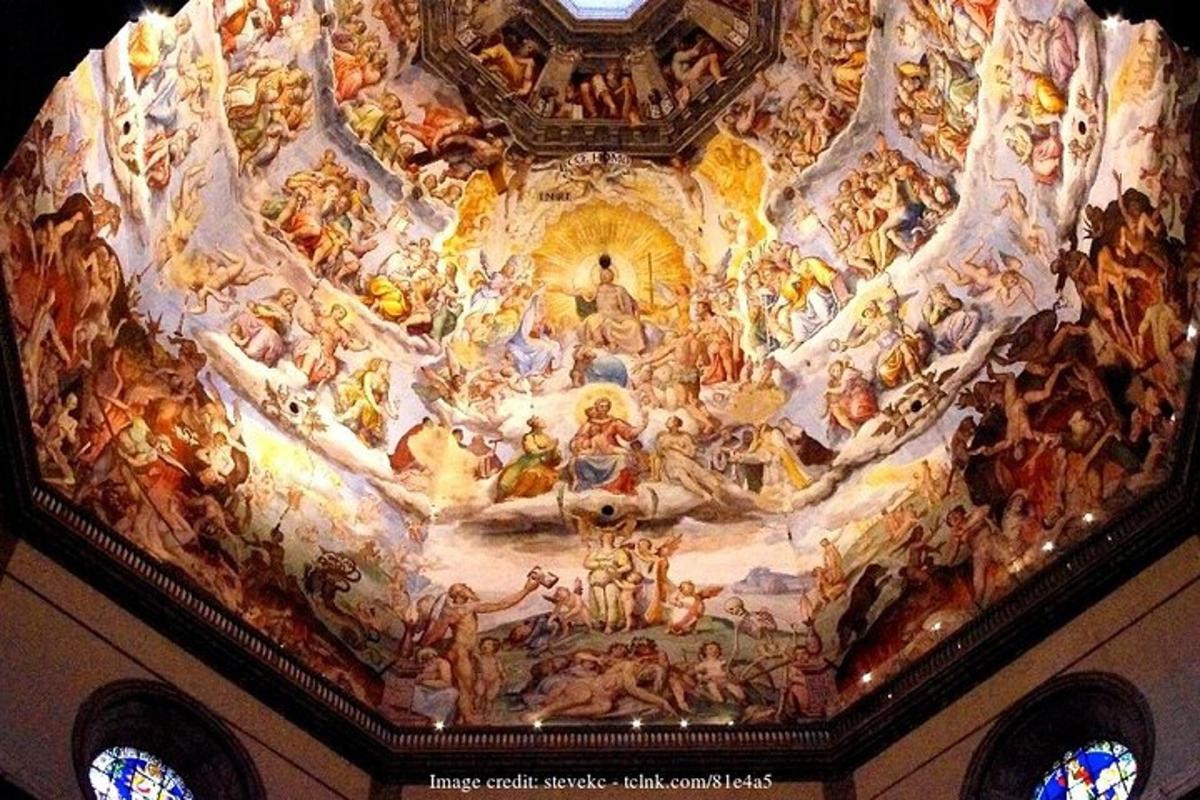 uma pintura no teto de um edifício