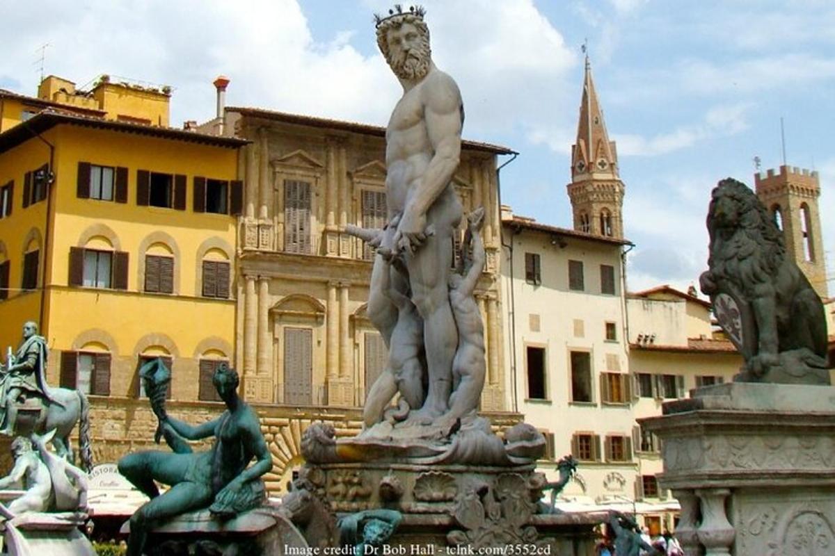 una statua di un uomo in piedi su una fontana