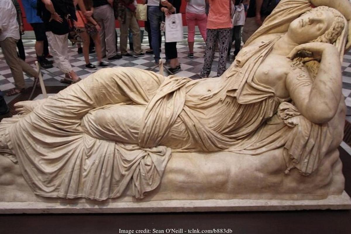 una statua di una donna sdraiata a terra