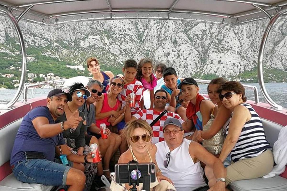 grupp inimesi poseerib paadis pildi jaoks
