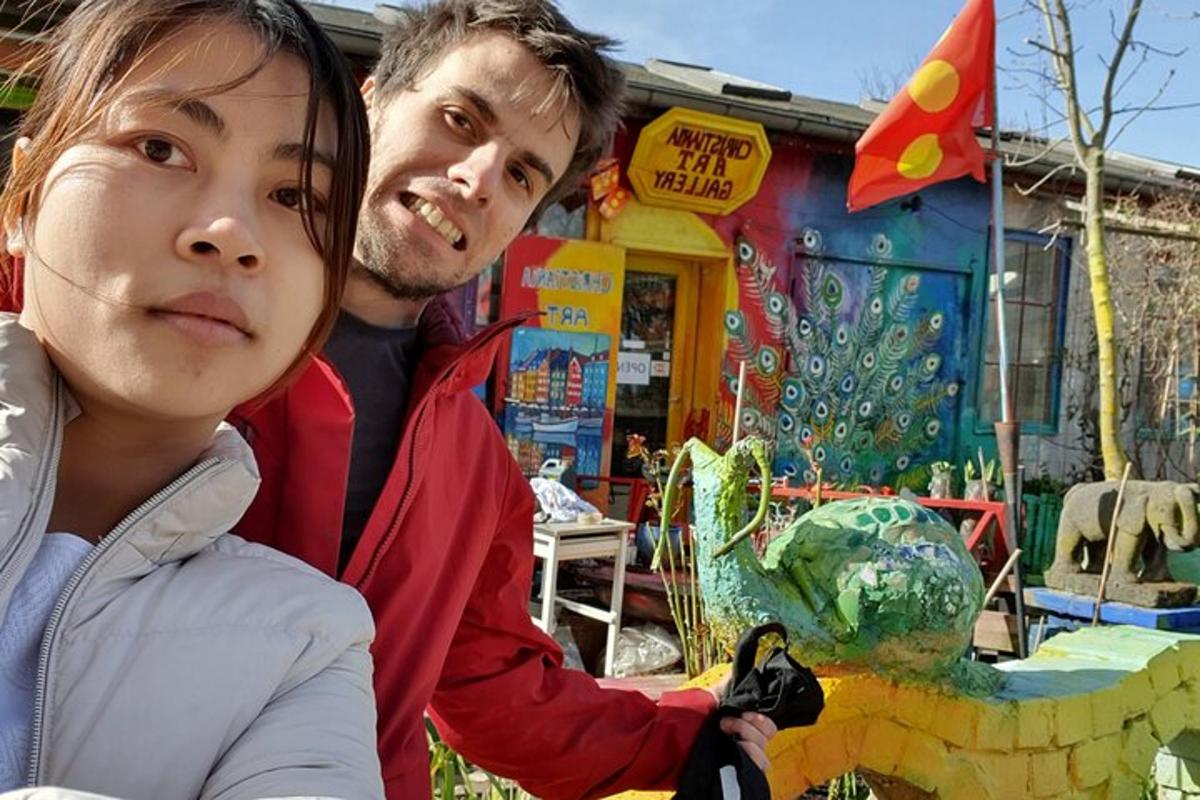 un uomo e una donna in piedi davanti a un negozio