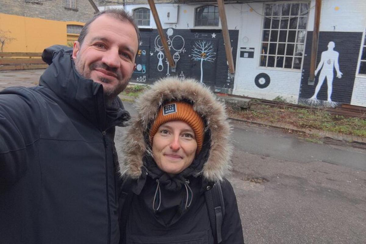 un uomo e una donna in piedi davanti a un edificio