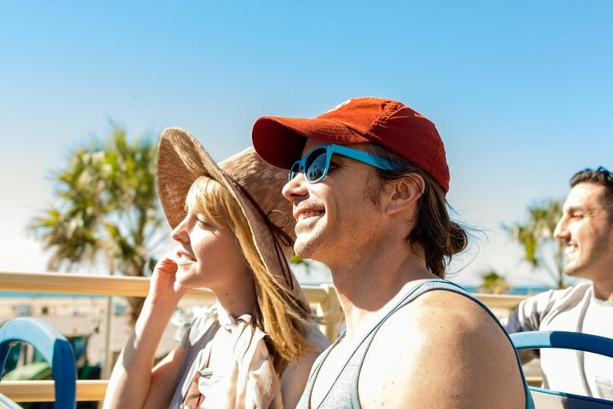 un gruppo di persone sedute su una spiaggia