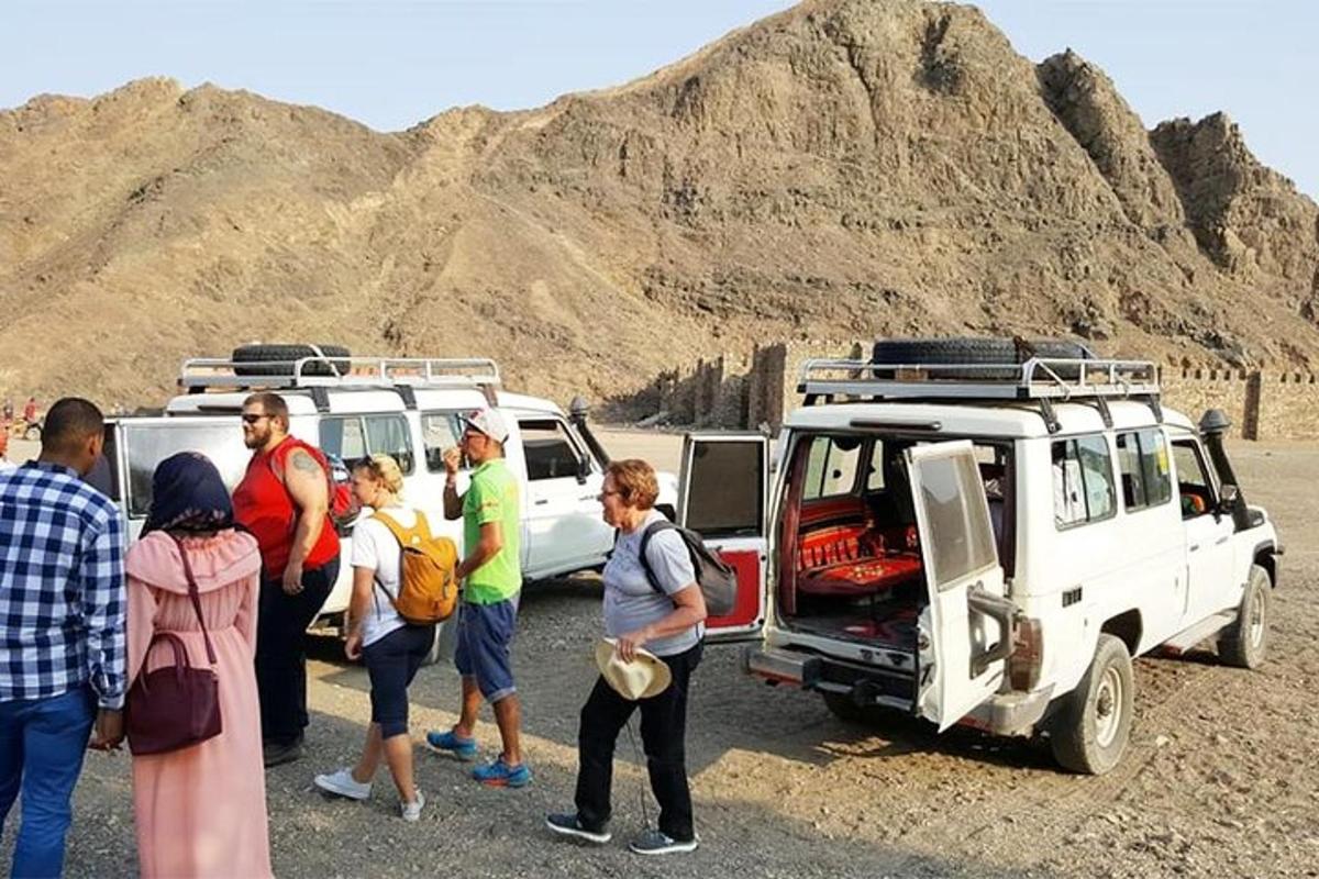un gruppo di persone in piedi davanti al loro furgone