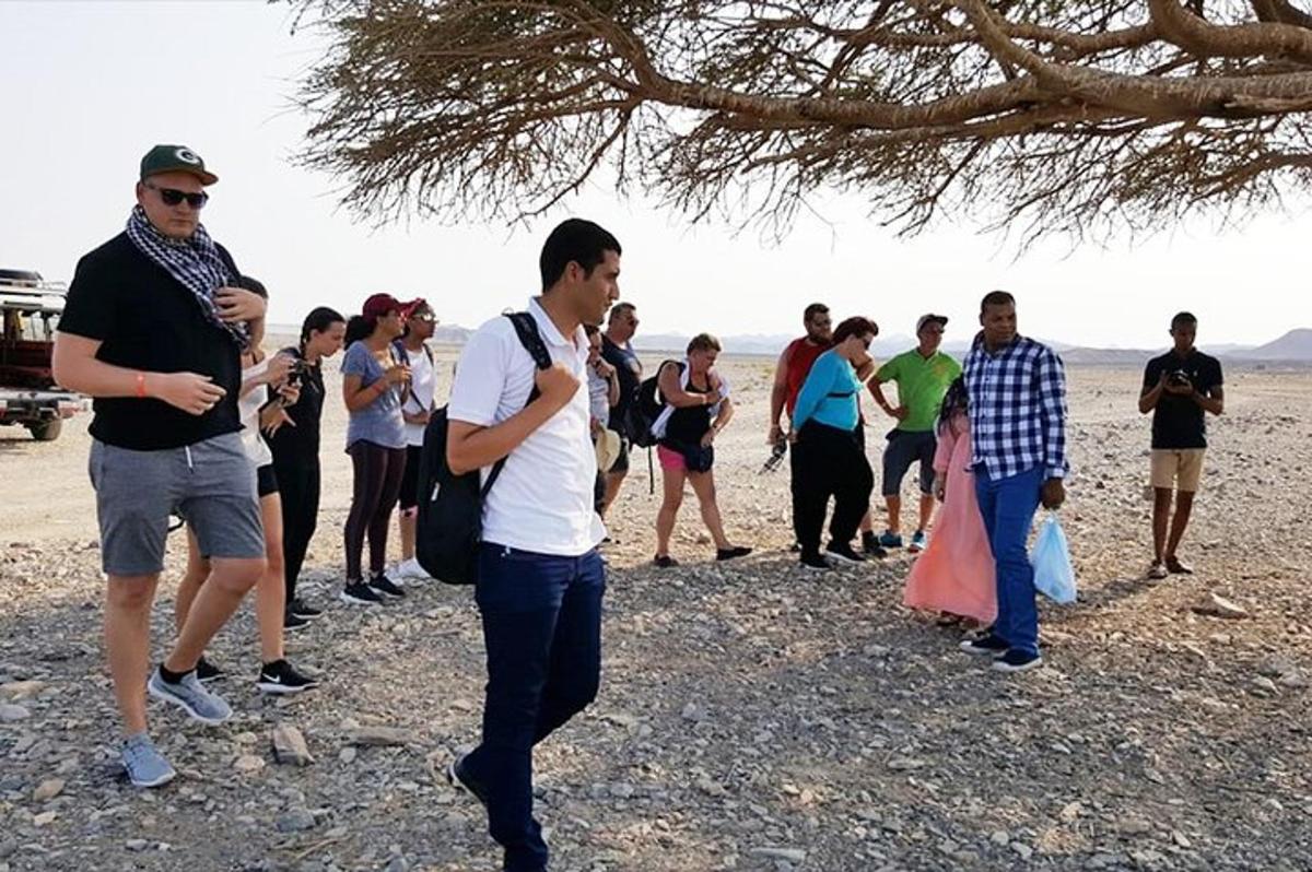 sekelompok orang berdiri di pantai