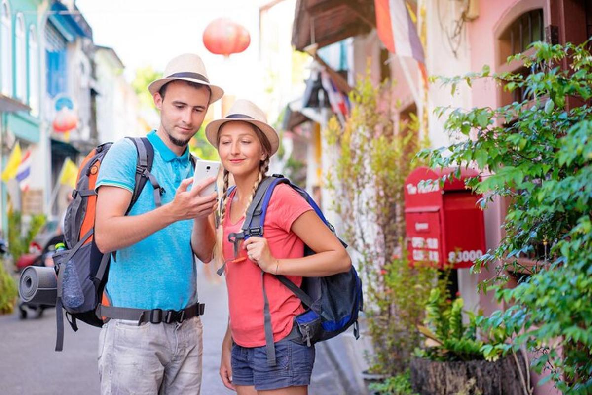 un uomo e una donna che guardano un cellulare