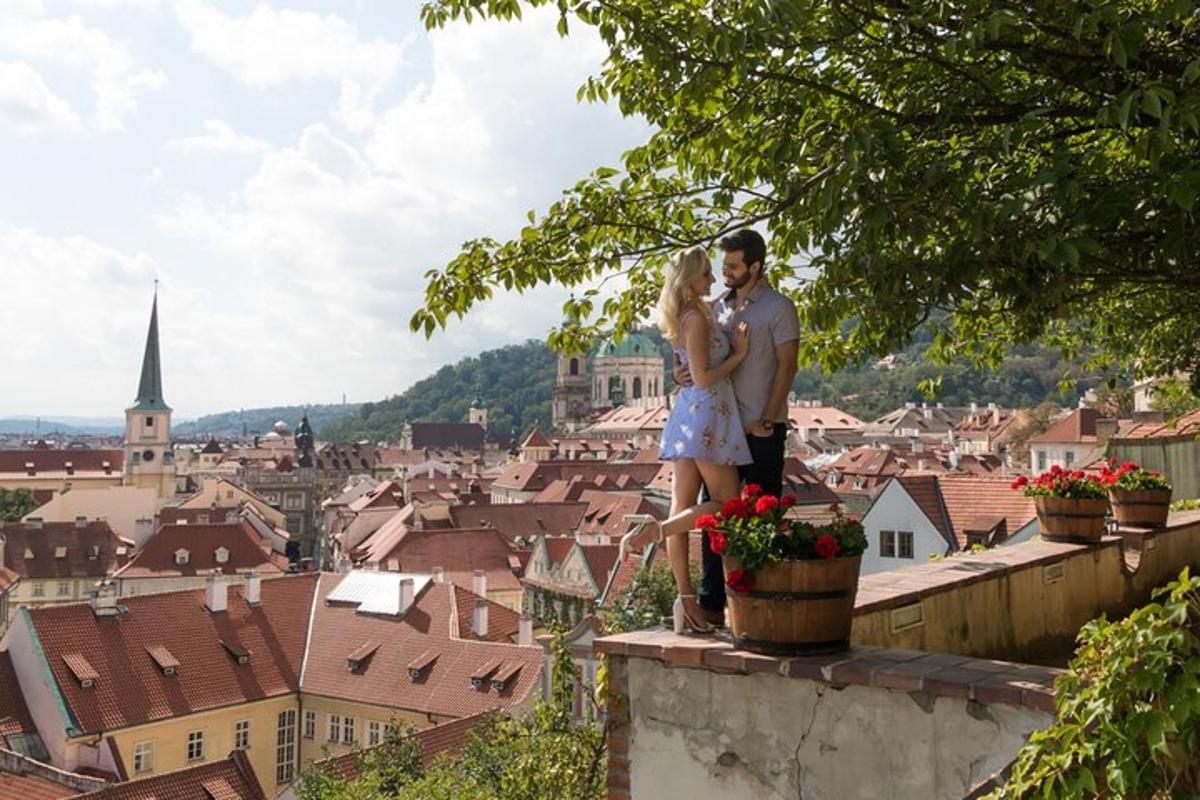 Ein Mann und eine Frau stehen auf einem Felsvorsprung mit Blick auf eine Stadt