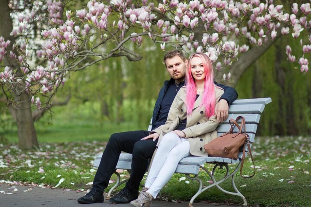 mees ja naine istuvad pargipingil