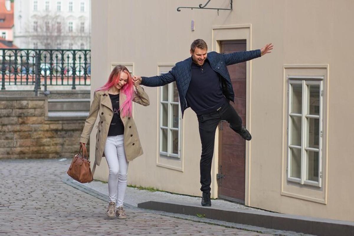Mees ja naine hüppavad hoone ees