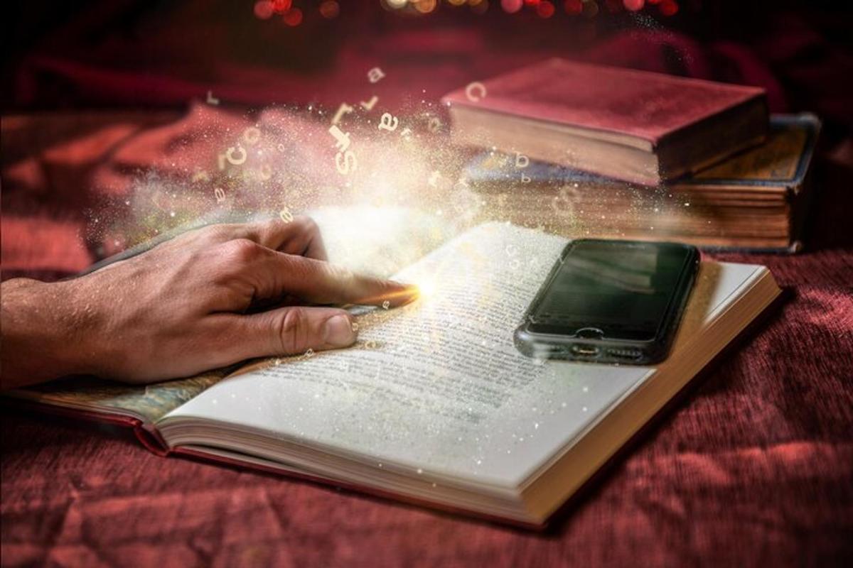 uma pessoa está escrevendo em um livro com um celular