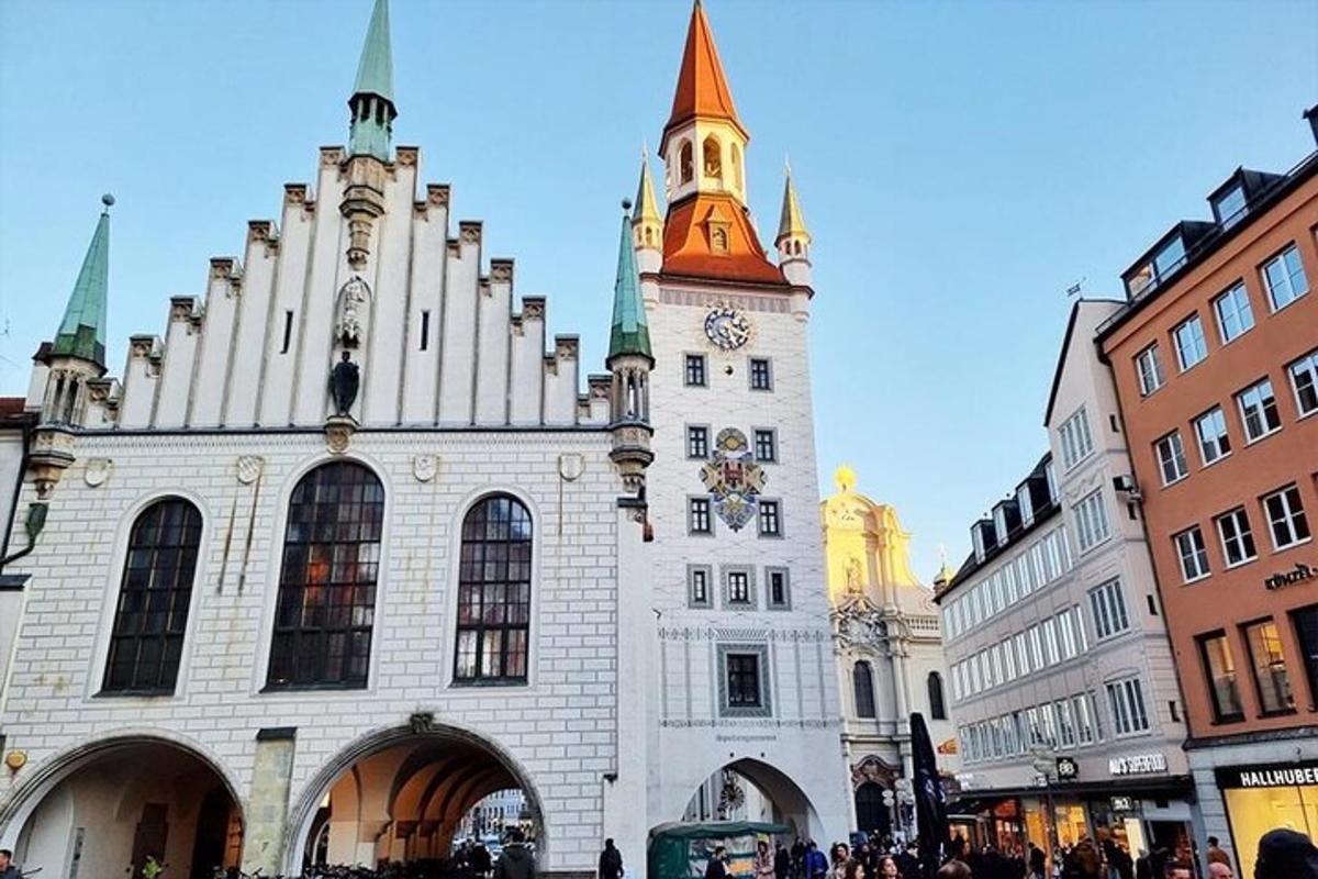 velká bílá budova s hodinovou věží