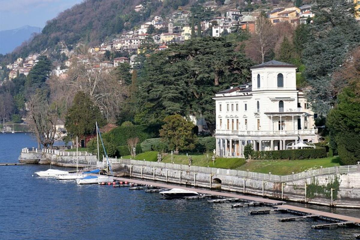 una grande casa bianca sulla riva di un fiume