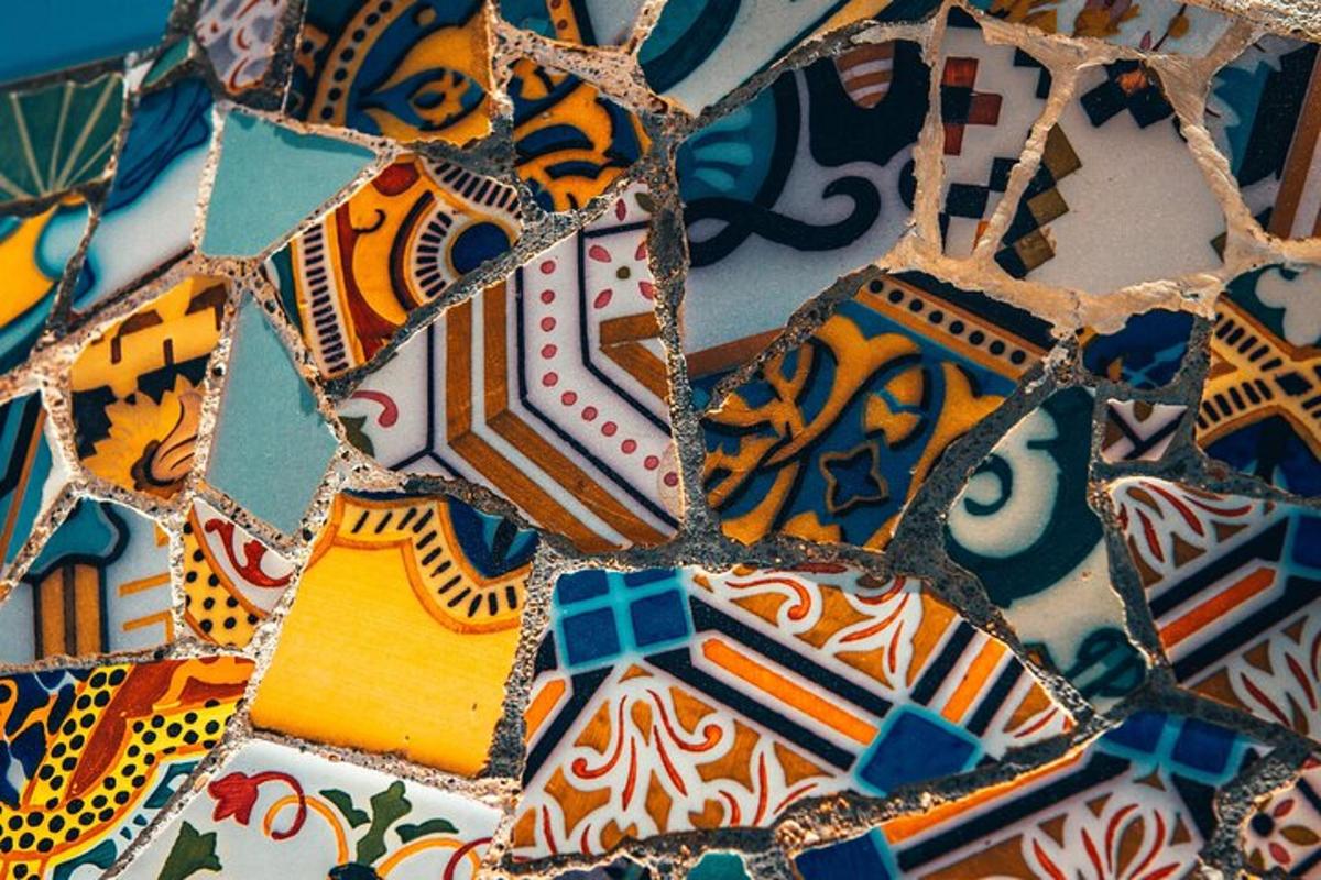 egy halom színes csempe közeli képe