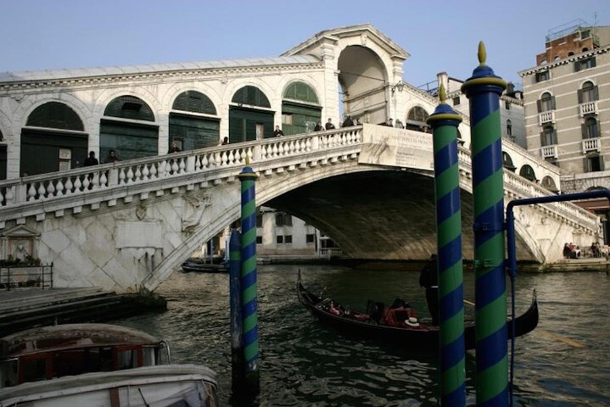 un ponte sopra un fiume con una barca sopra