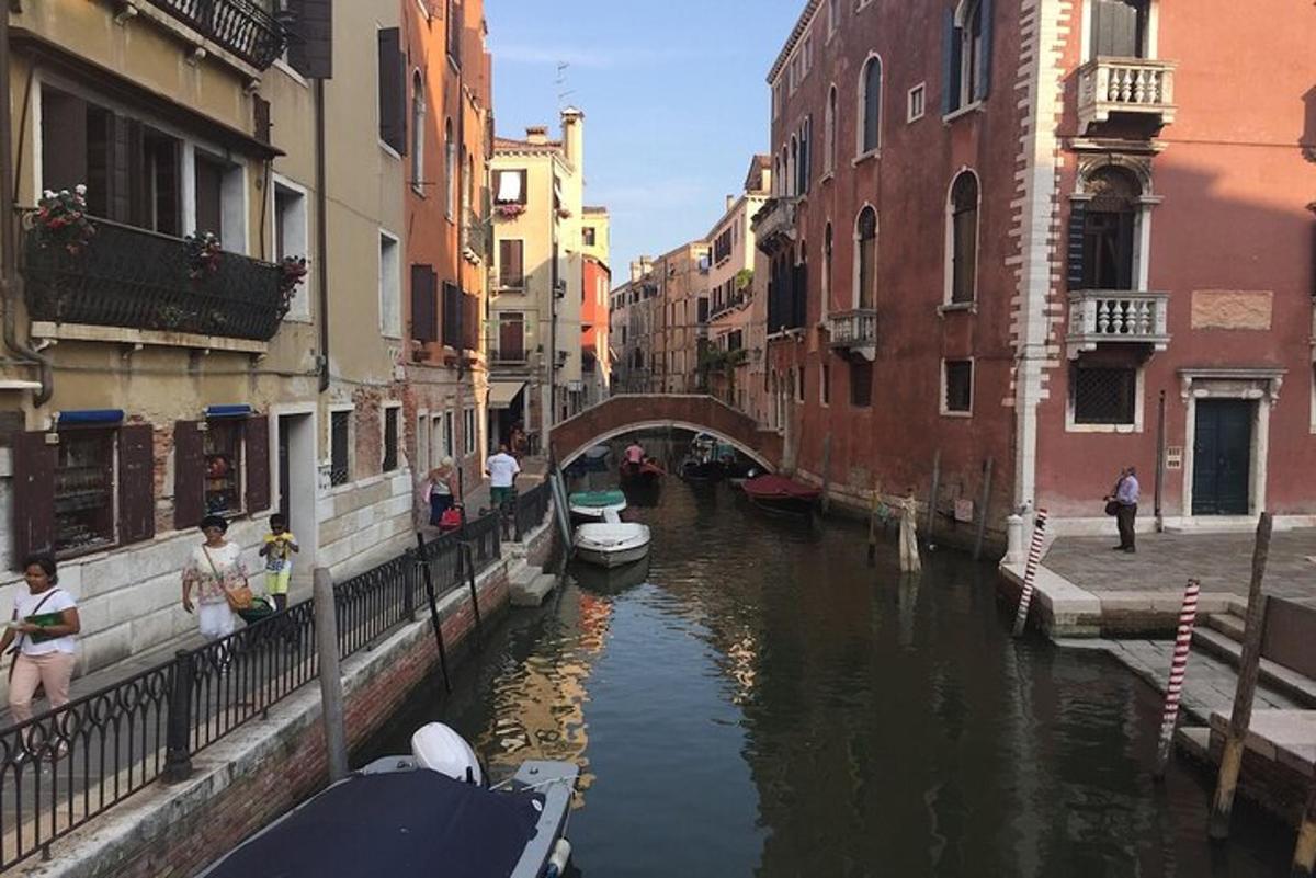 un canale in una città con edifici e barche
