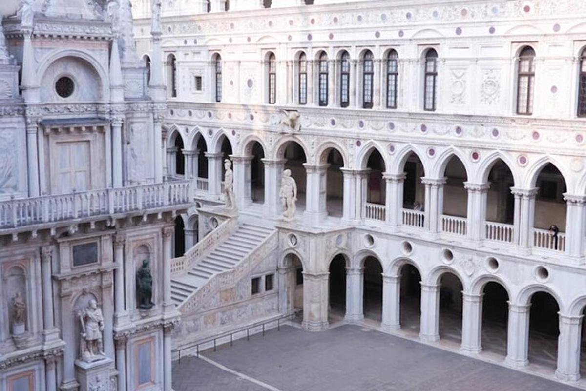 un grande edificio con una scala sul lato