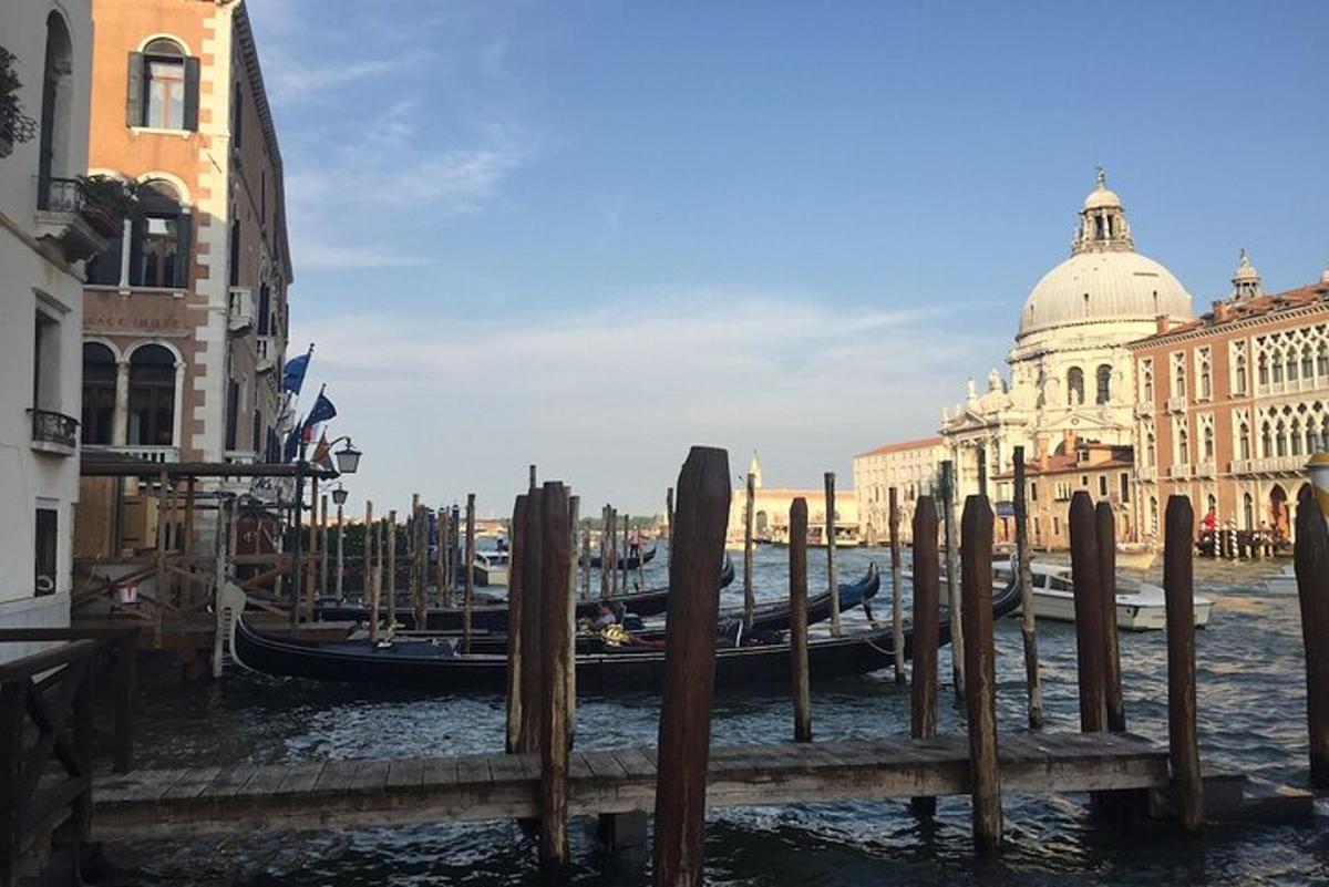 un gruppo di barche attraccate in un canale con edifici