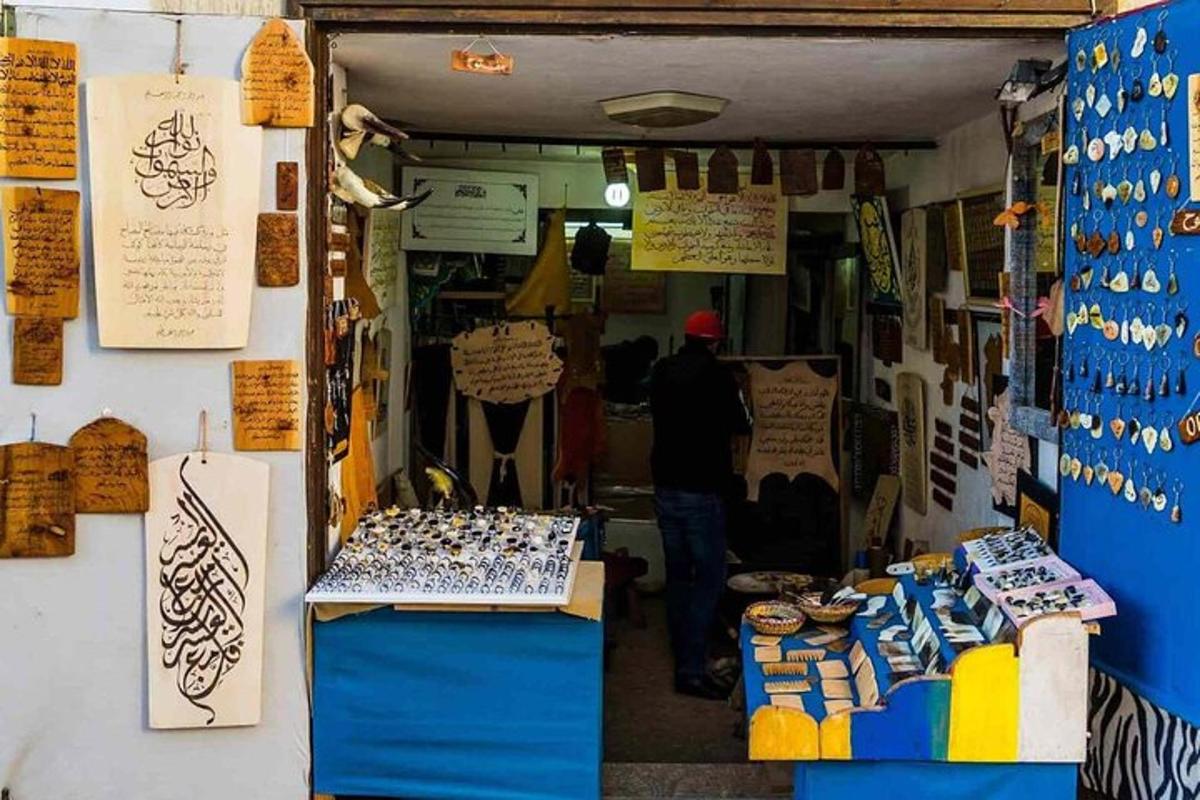 Un hombre parado dentro de una tienda con una exhibición de artículos utilizables.