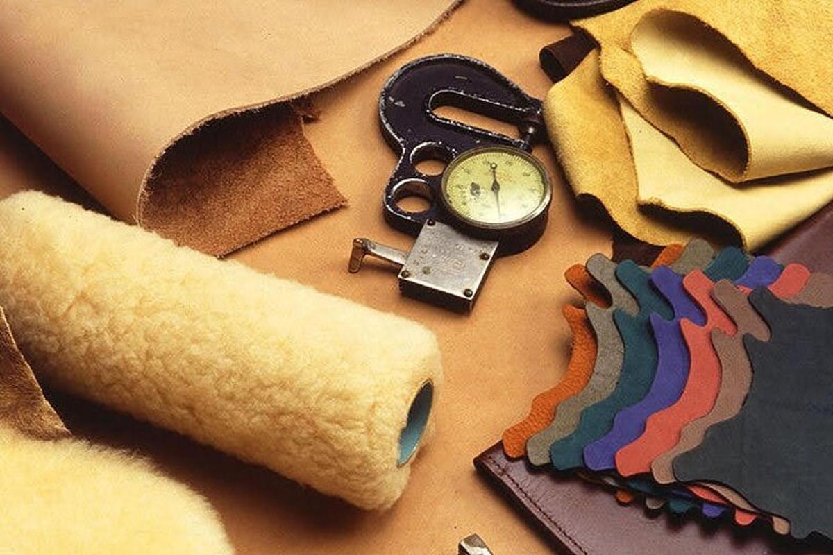 Un reloj y otros objetos sobre una mesa.