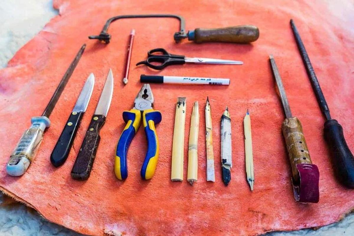 Un montón de herramientas diferentes en una tabla de cortar