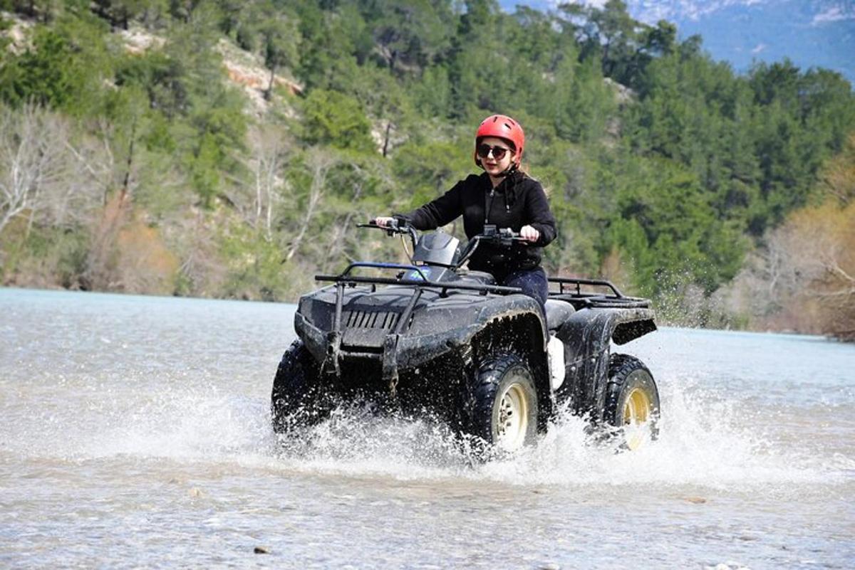 ένα άτομο που οδηγεί μια μηχανή στο νερό