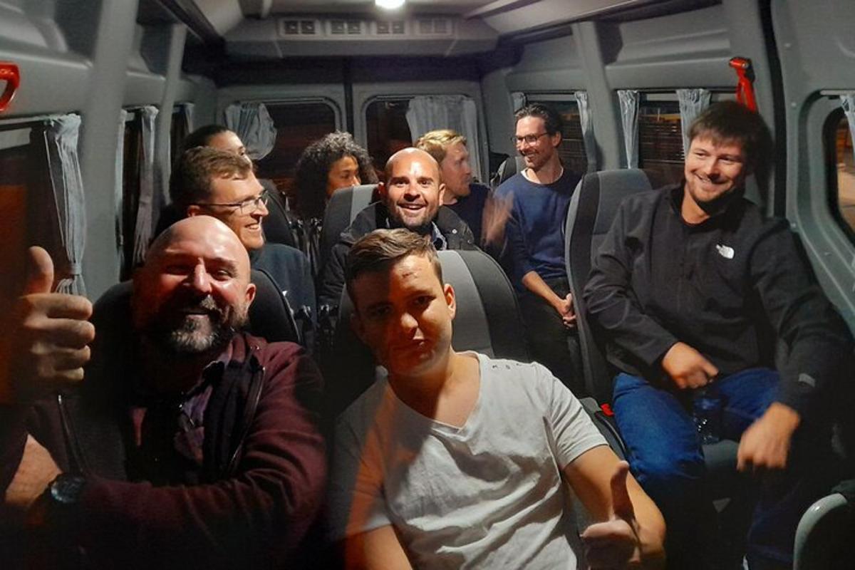 un gruppo di persone sedute su un autobus