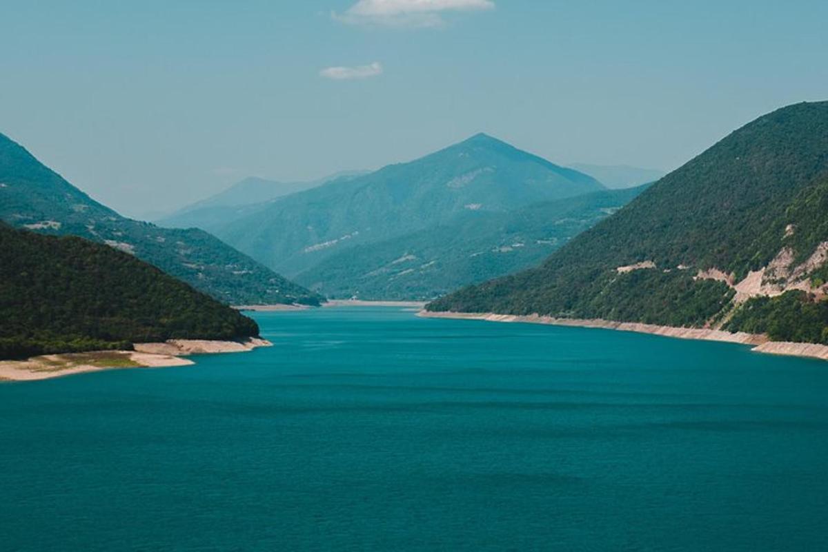 велика водойма з горами на задньому плані